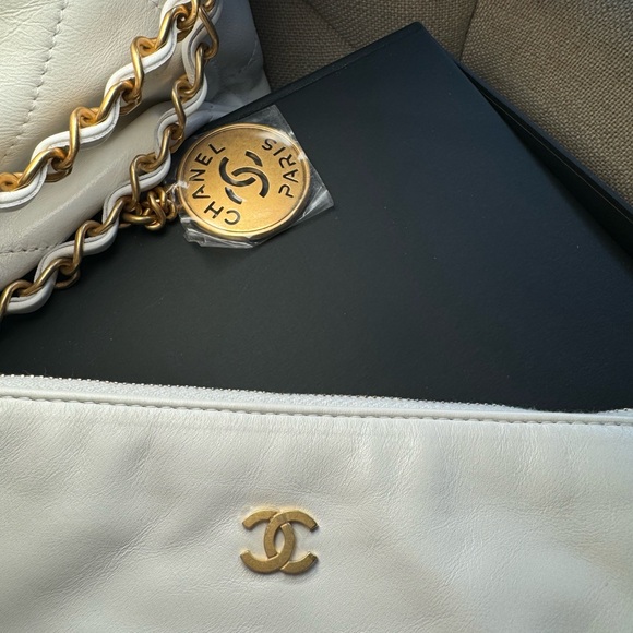 CHANEL SMALL 22 HANDBAG - Picture 7 of 15